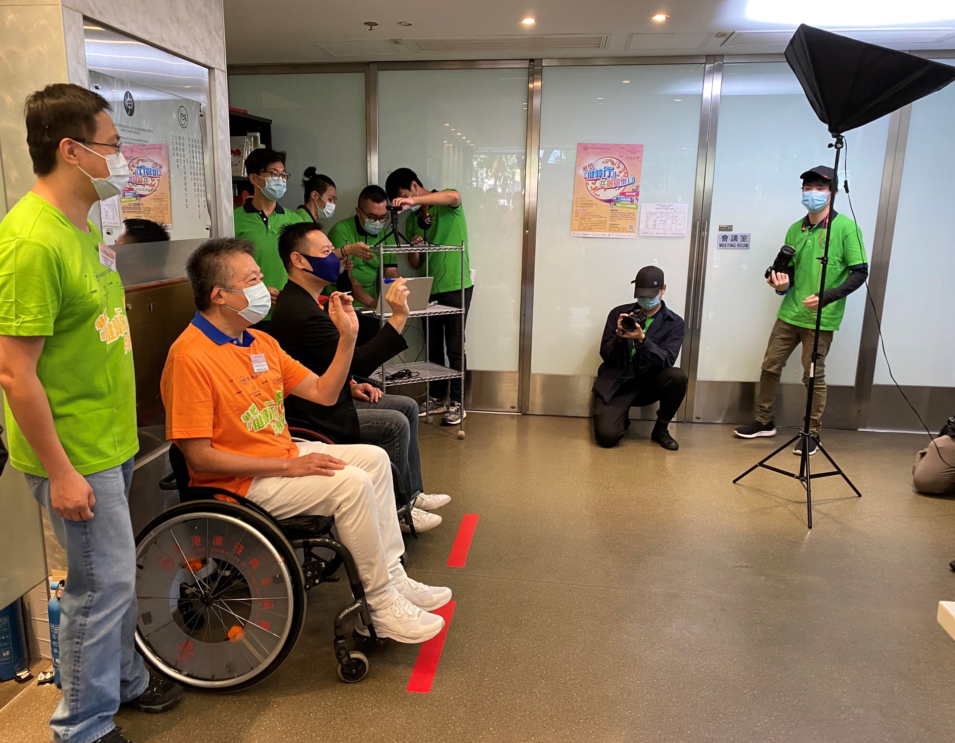 平等機會委員會主席朱敏健與民政事務局局長徐英偉在香港傷殘青年協會舉辦的傷健共融活動中參與了傷健共融運動體驗活動，以了解殘疾人士在日常參與運動時面對的困難和挑戰。